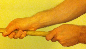 Avec la structure du poignet compromise comme cela (particulièrement clair pour le poignet gauche) une poussée sur la fin du jo fera plier les poignets vers le corps et permettra à un attaquant de pousser facilement.
